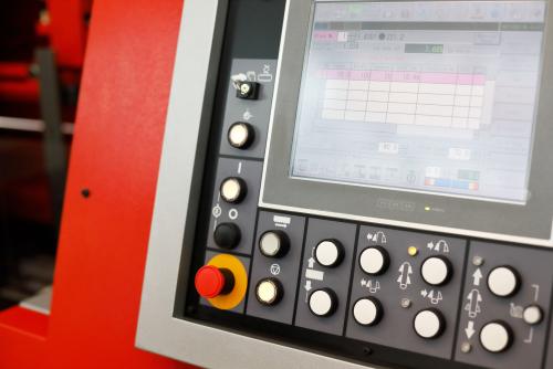 Grafika przedstawiająca monitory i panele operatorskie