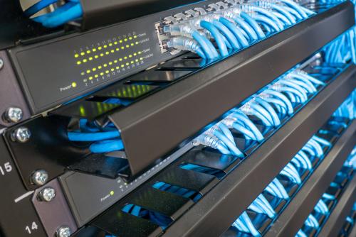 Grafika przedstawiająca sieci i systemy komunikacji