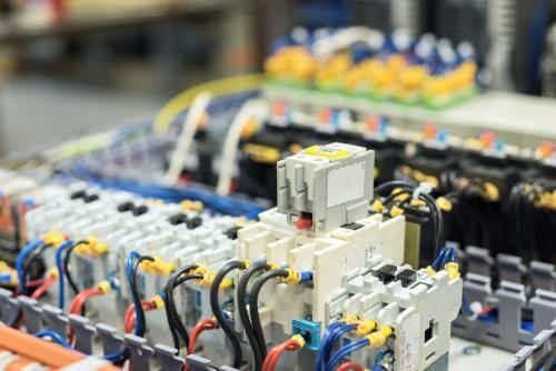 Grafika przedstawiająca systemy sterowania i regulacji automatyki